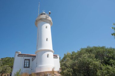 Tarihi jelidonya deniz feneri Akdeniz hindisinde açık mavi bir gökyüzüne karşı dimdik ayakta duruyor.