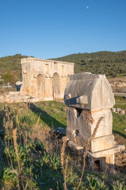  Lycian mezarı açık mavi gökyüzünün zemininde dimdik ayakta duruyor.