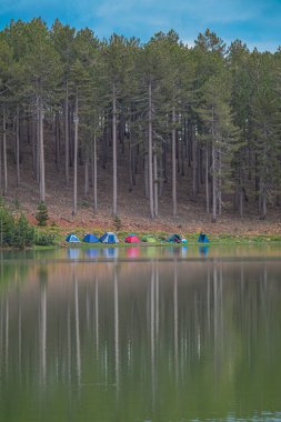 Sakin bir Sandras Gölü 'nün yanındaki kamp yeri. Fethiye Hindi.