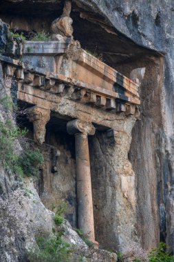 Fethiye 'nin uçurumlarına ustalıkla oyulmuş bu taş yontulmuş mezar bir zamanlar elit bir Lycian hükümdarının ebedi istirahatgahı olarak hizmet vermişti..