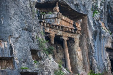 Yıpranmış taş sütunların yakın çekimi, antik Lycia uygarlığının mühendislik becerilerini gözler önüne seren, karmaşık işçiliği gözler önüne seriyor..