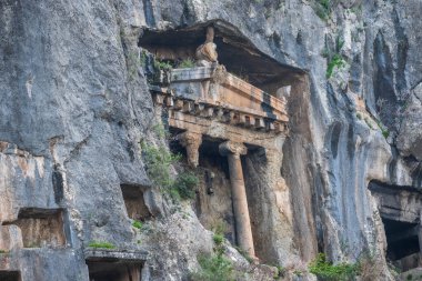 Fethiye 'deki Lycia kaya kesimli mezarı, engebeli uçurumlara kusursuz bir şekilde karışan antik cenaze mimarisinin nefes kesici bir örneği olarak duruyor..