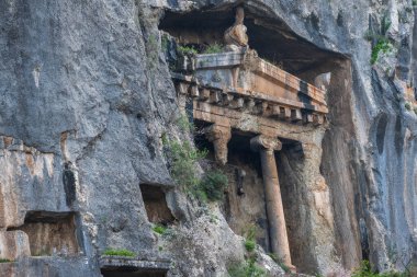 Güneş yıpranmış taşına gölge düşürürken, Fethiye 'deki Lycian mezarı kayıp bir medeniyetin vasiyeti olarak durmaya devam ediyor..
