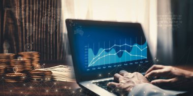 Para değişimi, para transferi, FinTech finans teknolojisi, dünya ekonomisi raporu. Ön x ticaret grafiği olan cep telefonu kullanan adam, borsa raporu