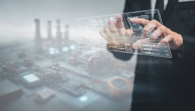 Boru hattı ve enstrüman şeması sistem kontrol personeli mühendisleri sanayi holografik ekranlarında çalışan imalat süreçlerini inceliyor. Fabrikadaki çeşitli boru ve kontrol sistemlerini gösteriyor.