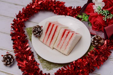 çilek reçelli sandviç