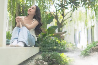 Güzel kadın, seyahat, kafe, restoran, yarı doğal beyaz görüntü tonu