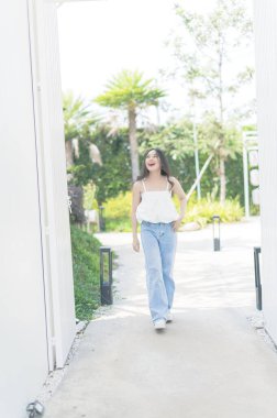 Güzel kadın, seyahat, kafe, restoran, yarı doğal beyaz görüntü tonu