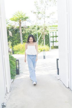 Güzel kadın, seyahat, kafe, restoran, yarı doğal beyaz görüntü tonu