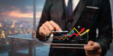 Analist veri iş analizi için gösterge paneli, KPI ile Veri Yönetim Sistemi ve teknoloji finansmanı, işlemler, çevrimiçi pazarlama, satışlar için veritabanına bağlı metrikler kullanıyor