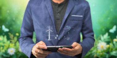 Hologram ekran. Sistemi kontrol eden insanlar. Rüzgar türbinleri elektrik üretiyor. Yankı kuyruğu, doğadan gelen temiz enerji.