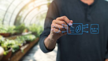 Teknolojinin entegrasyonunu gösteren, dijital cihazlara ve veri analizlerine bağlı mahsul ve hayvanlarla dolu bir çiftliği tasvir eden, akıllı bir çiftliğin veri odaklı simgesi.