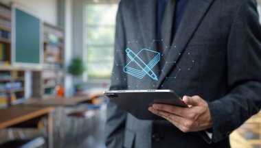 Modern eğitimi sembolize ederek bilgi ve beceri edinmek için tablet kullanan bir profesyonel. Bu resim öğrenme ve geliştirmede yenilik sergiliyor.