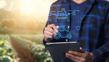 Bir çiftçi, teknolojiyi tarıma entegre etmek için bir tablet kullanır, modern tarım yeniliklerini ve sürdürülebilir ürün yönetimi için dijital çözümleri sergiler.