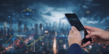 IoT 'daki yenilikçi kavramları, bir kullanıcının akıllı telefonuyla gelecekteki şehir siluetine karşı etkileşim kurması, dijital bağlantıyı ve teknolojik gelişmeyi sembolize etmesi,.