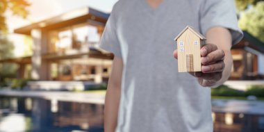 Ev modelleri tutan insanlar, satın alma, satma, ev kiralama, ev ödemeleri..