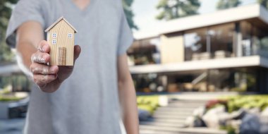 Ev modelleri tutan insanlar, satın alma, satma, ev kiralama, ev ödemeleri..