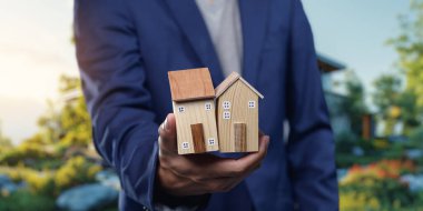 Profesyonel bireysel model evler, emlak piyasasının altını çizerek, konut satışı ve kiralama süreçlerini sembolize etmektedir..