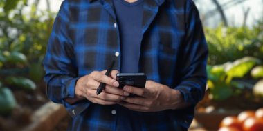 Akıllı telefon ve kalem kullanan, canlı ve yeşil büyüyen bir çevreye karşı profesyonel bir modern iş teknolojisi..
