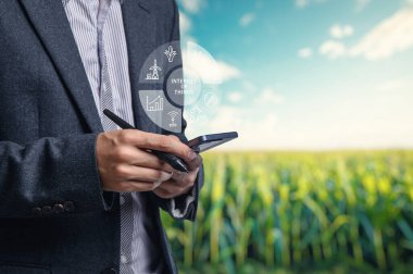 Modern çiftçilikte akıllı teknolojinin entegrasyonunu keşfetmek, sürdürülebilir büyümeyi artıran ve tarımsal uygulamaları geliştiren yenilikçi tekniklerin altını çizmek.