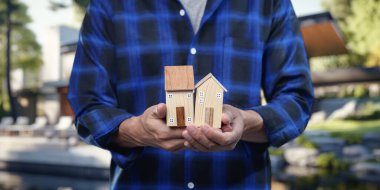 Ev satın alma, satma ve kiralama gibi temel kavramları araştırın. Bu görüntü, potansiyel ev sahipleri için emlak kararlarının karmaşık dengesini temsil ediyor..