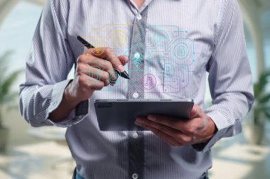Modern bir ev ortamında tablet üzerinde şık bir arayüz tasarlayan bir kişi. Bu sahne yaratıcılığın ve teknolojinin özünü yakalar..