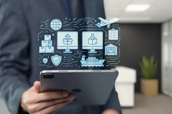 Bir işadamı dijital ihracat süreçlerini gösteren bir tablet tutuyor. Bu resim iş dünyasındaki modern teknolojiyi, lojistiği, veri yönetimini ve küresel ticareti ön plana çıkarıyor.