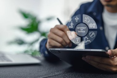 Tarım yönetim sistemlerini geliştirmek, kaynakları optimize etmek ve ürün verimliliğini artırmak için teknoloji ve veri analizini koz olarak kullanan akıllı tarım çözümlerini araştırın.