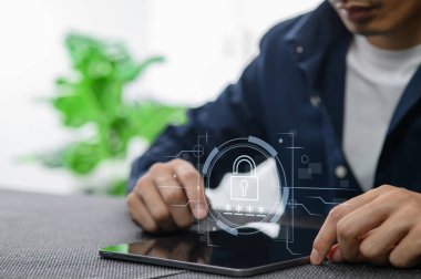 Bir insan tabletle etkileşime girer ve güvenli bir ağ konseptini gösterir. Görüntü, modern teknolojide dijital güvenlik, gizlilik ve kullanıcı koruması temalarını vurguluyor.