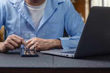 Akıllı tarım sistemlerini tarımsal büyümeyi optimize etmek, maliyetleri düşürmek ve operasyonel verimliliği artırmak için akıllı telefon ve dizüstü bilgisayar kullanarak analiz eden bir profesyonel..
