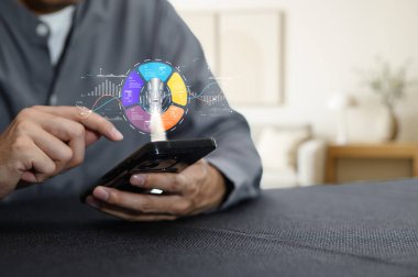 Bir kullanıcı, yenilikçi veri analiz araçları gösteren bir akıllı telefonla etkileşim kurar. Resim, program oluşturma ve hesaplamalar için modern teknolojiyi gösteriyor.