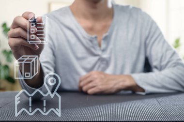 Mal ithalatı ve ihracatını yönetmek için modern lojistik sistemi araştırın. Bu resim ulaşım işlemlerinde verimliliği ve iletişimi geliştirmek için gerekli araçları gösterir.