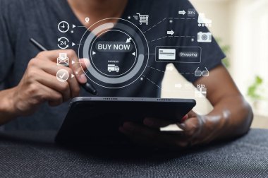Bir insan dijital alışverişi gösteren bir tabletle ilişki kurar. Simgeler çevrimiçi işlemleri ve kolay satın alma deneyimlerini simgeler. Modern bir çevrimiçi ticaret..