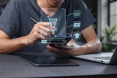 Modern teknolojiyle çevrili akıllı telefonuyla online alışveriş yapan bir adam. Dijital arayüz alışveriş deneyimini geliştirir, e-ticaret özelliklerini gösterir.