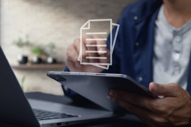 Bireyler, modern çalışma alanlarında daha iyi örgütlenme ve verimlilik için dijital belgeleri kullanmayı giderek daha fazla seçiyorlar, teknolojiyi üretkenlikle harmanlıyorlar..