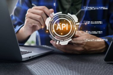 Bilgisayarla çalışan ellerin yakın plan görüntüsü, modern programlama arayüzü API kavramlarına odaklanma, yazılım geliştirme ve yenilikleri yansıtma.