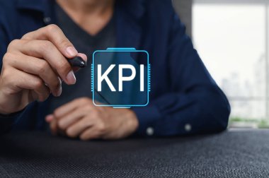 İş analizindeki kilit performans göstergelerinin (KPI) önemini araştırın. Bu resim büyümeye yönelik ölçüler ve değerlendirme stratejilerine odaklanmayı gösterir.