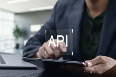 Modern bir programcı API arayüzüne odaklanmış bir tabletle ilgileniyor. Bu resim yazılım geliştirmenin özünü parlak bir çalışma alanında yakalar, teknolojiyle ilgili projeler için idealdir..