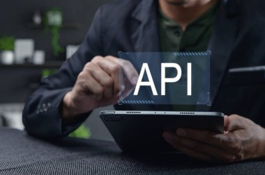 Profesyonel bir etkileşim dijital tablet ile, yenilikçi bir API arayüzü sergiliyor. Bu resim modern uygulamalar için teknoloji ve yazılım gelişimini vurgular.