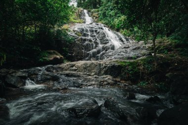 Şelalenin dingin güzelliği yemyeşil bir ormandadır. Huzurlu bir ortam, görkemli doğaya mükemmel bir kaçış sağlar..