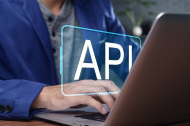 Modern API arayüzü olan bir dizüstü bilgisayarda yazı yazan, dijital çalışma alanı ortamında programlamayı ve teknolojiyi sembolize eden yakın çekim..