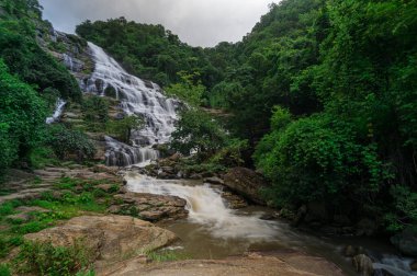 Chiang Mai, Tayland 'da canlı yeşillik ve doğal güzelliklerle çevrili çarpıcı bir şelale keşfedin. Rahatlamak ve macera yaşamak için mükemmel bir yer.!