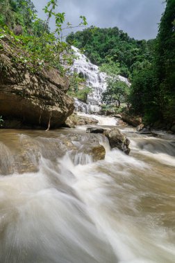 Tayland, Chiang Mai 'deki şelaleyi keşfedin, yemyeşil ve canlı doğal güzelliklerle çevrili. Macera ve rahatlama için ideal.