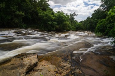 Chiang Mai 'de nefes kesici bir şelale, yemyeşil suların arasında durgun su akışı sergiliyor. Huzur arayan doğa severler ve turistler için mükemmel bir dinlenme yeri..
