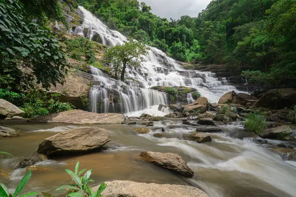 Chiang Mai 'de büyüleyici bir şelalenin güzelliğini keşfedin, yemyeşil ve kayalık manzaralarla çevrili, doğa severler ve macera arayanlar için mükemmel..