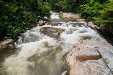 Klang, Chiang Mai 'de huzurlu bir şelale keşfedin. Bu büyüleyici manzara suların yemyeşil ortamda aktığını gösteriyor. Doğa aşıkları için mükemmel..