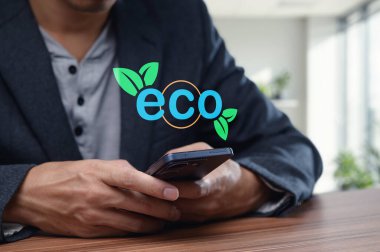 Bu resim, çevre ve ekonomi mühendisliği uygulamalarının kesişimini vurgulayan, çevre dostu teknolojiyle ilgilenen bir profesyoneli gözler önüne seriyor..