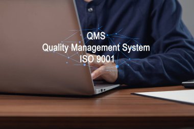 ISO 9001 standartlarına uygun bir Kalite Yönetim Sistemi 'nin (QMS) uygulanmasının faydalarını keşfedin. İş performansını ve uyumu arttır.