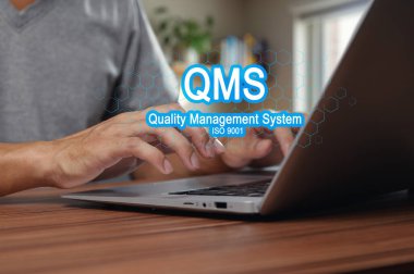 İş uygulamalarında performansı artırmak ve ISO standartlarını karşılamak için verimli bir kalite yönetim sisteminin uygulanmasının önemini keşfedin.