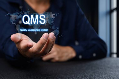 Bir Kalite Yönetim Sistemi (QMS) kavramının görsel temsili, işletme performansı ve uyumunun artırılmasında yönetim uygulamalarının önemini gözler önüne sermektedir..